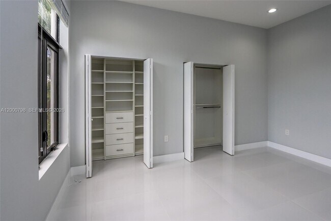 Building Photo - 5126 SW 57th Ave