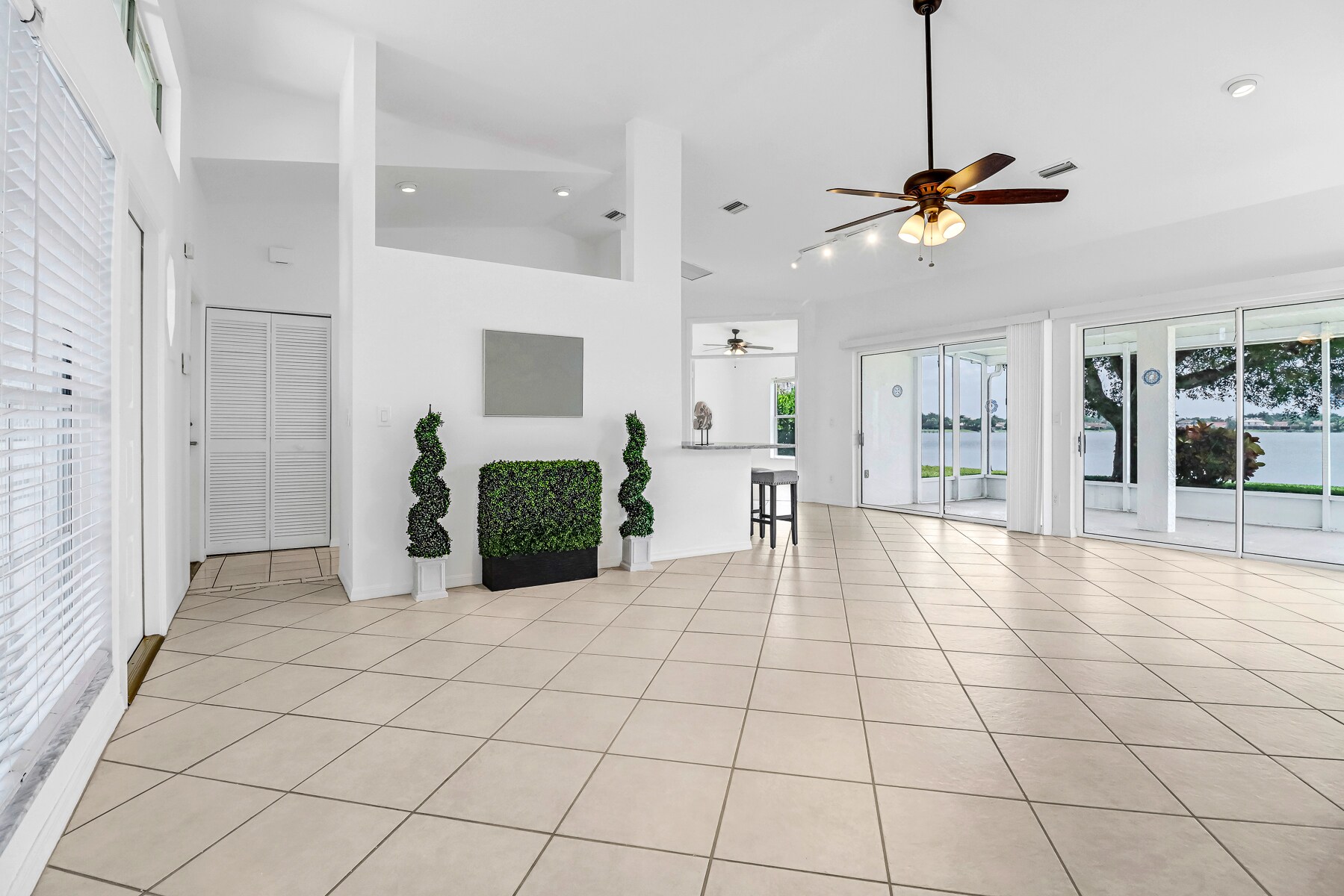 Open floor plan - 7023 Mill Pond Cir