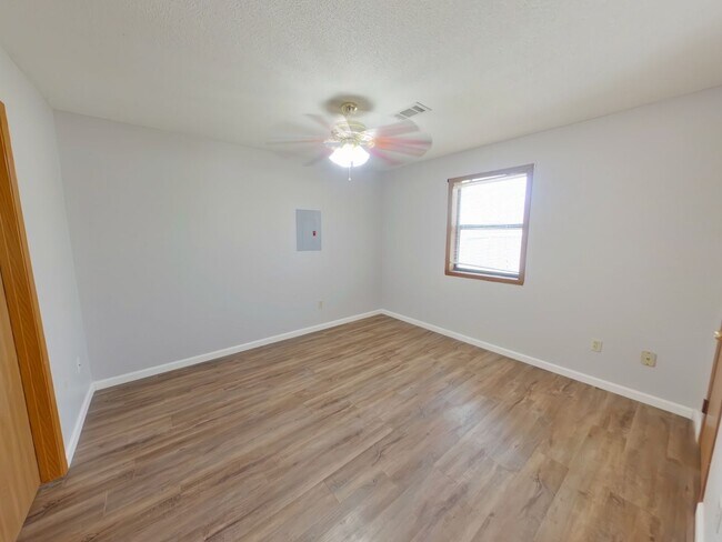 Building Photo - 812 N Sumac Rd