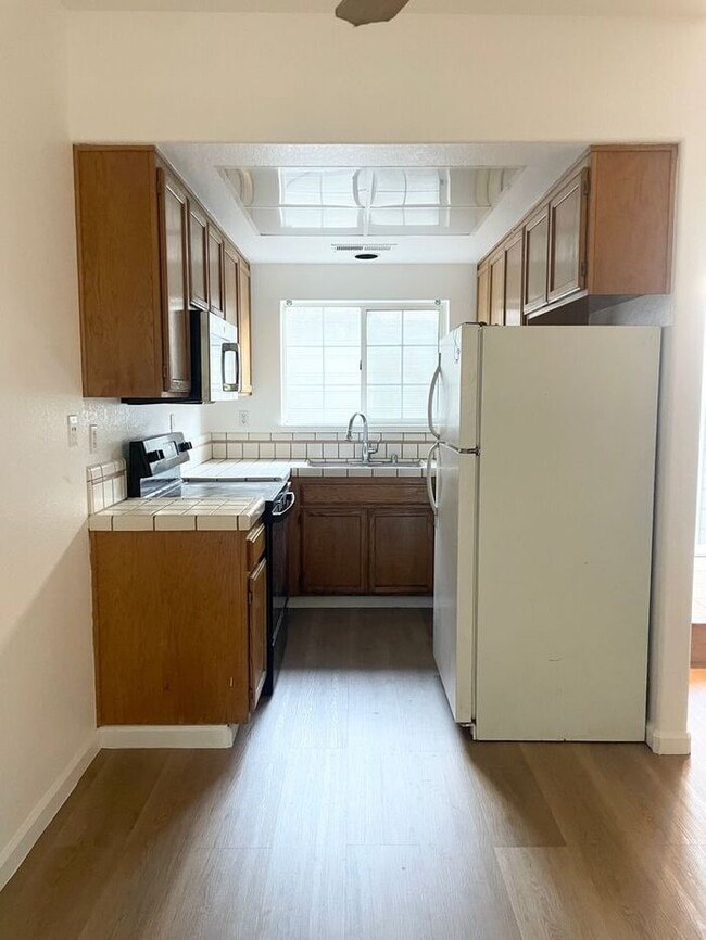 Building Photo - Spacious 2 Bedroom Condo with Garage — Min...