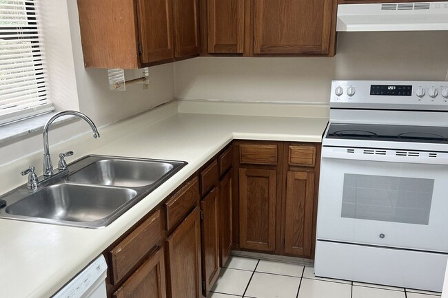 Building Photo - Charming 2BR/2.5BA End Unit Townhome with Fenced Backyard in Greenleaf – Pets Welcome!