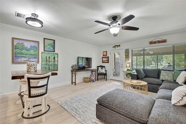 Building Photo - 1637 SE Paradise Cir W