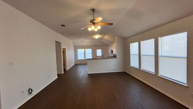 Building Photo - Move-in Ready Open Layout with a Huge Yard!