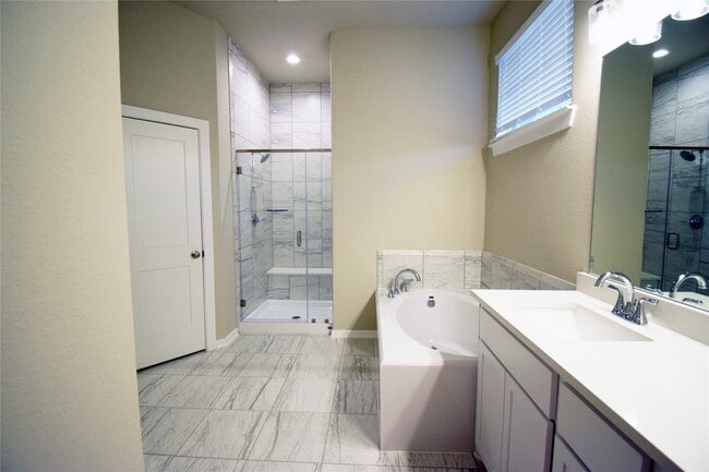 Building Photo - 9442 Starlight Oak Dr