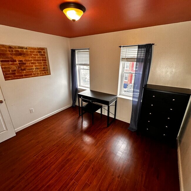 Building Photo - 910 Ramsay St