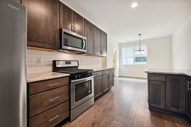 Building Photo - Great Townhome, Perfect Location! License #2023-BFN-0071747