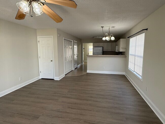 Building Photo - 2803 Hilton Dr