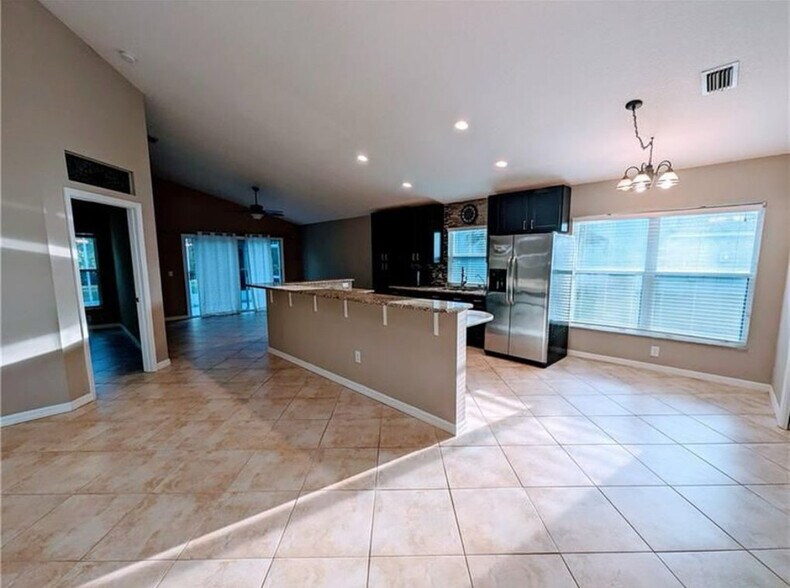 Full sized raised granite bar top - 562 SW Saint Martins Cv