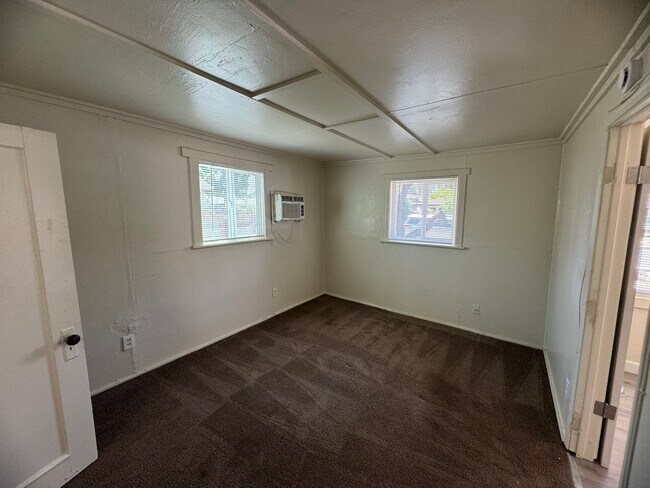 Building Photo - 2 Bedroom Home With A Spacious Yard