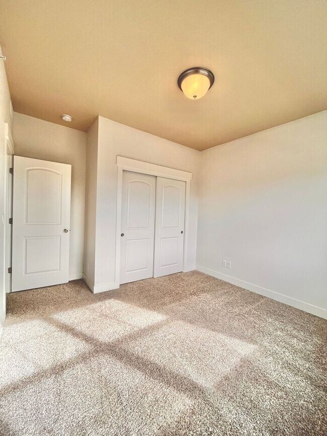 Building Photo - 3 Bedroom / 2.5 Bath Condo with 1 car attached garage in Fossil Lake Subdivision in Fort Collins, CO