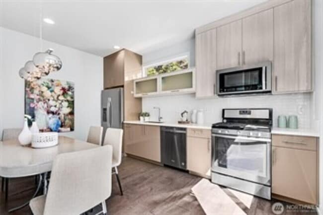 Building Photo - 732 26th Ave S