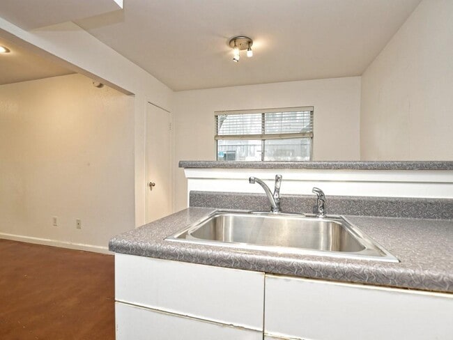 Building Photo - 604 Franklin Blvd