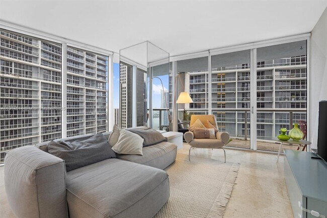 Building Photo - 495 Brickell Ave