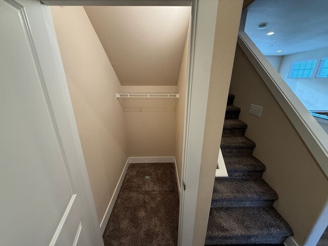 Building Photo - Nice 4bed/2.5 Bath Home, Gas Range