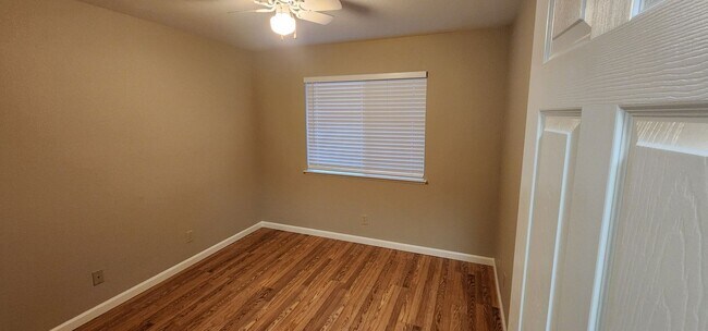 Building Photo - Spacious 4-Bedroom, 3-Bath Home for Rent in Elk Grove!
