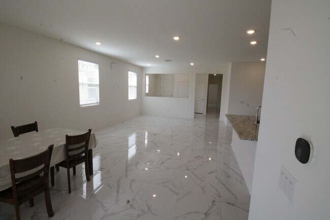Building Photo - 5523 W Monterey Dr