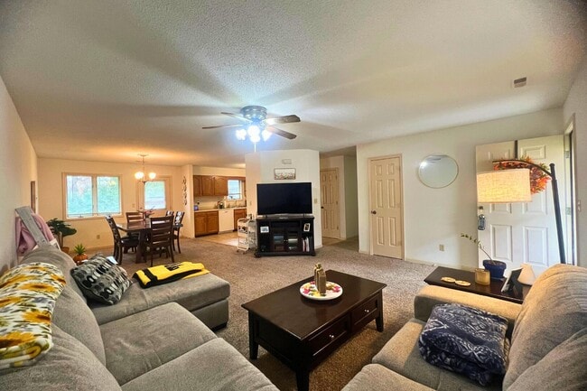 Building Photo - 2402 Garden Dr