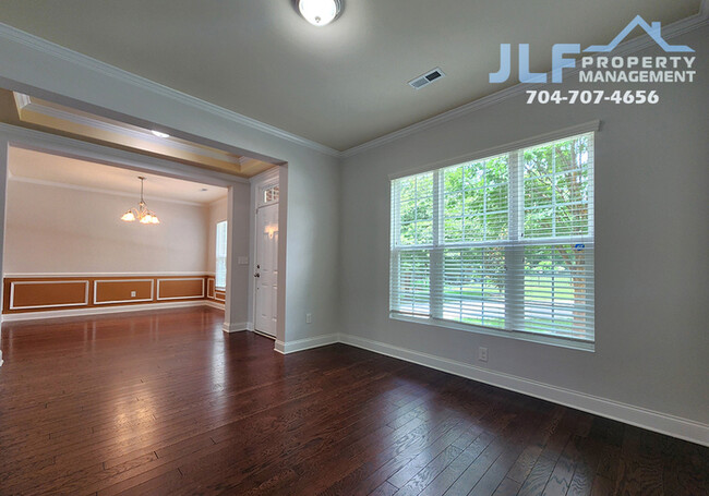 Building Photo - MOVE IN SPECIAL- 2 WEEKS FREE RENT! Fabulo...