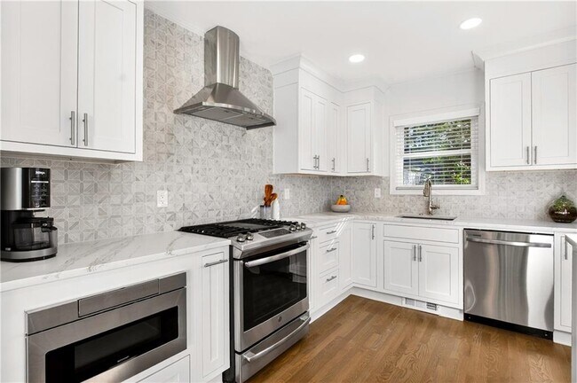 Building Photo - 2226 Melante Dr NE