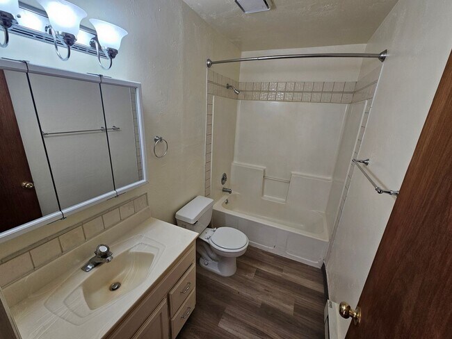 Building Photo - Comfortable 3/Bed-2 Bath Home with a Deck and Fenced Backyard