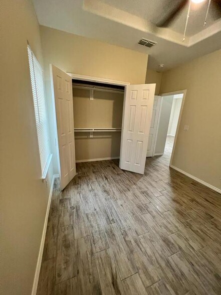 Building Photo - 5101 N Hiawatha Dr