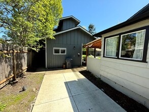 Building Photo - 4 Bedroom Duplex Close to U of O Campus
