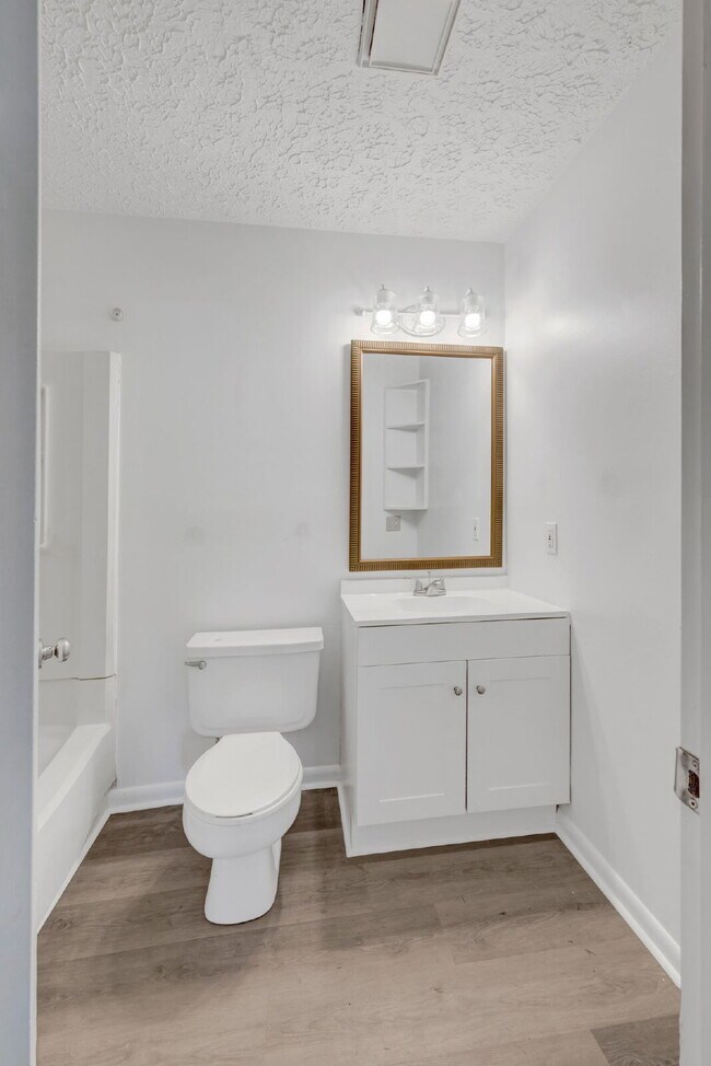 Building Photo - Furnished, remodeled 2BR near Nashville hospitals, all utilities and WiFi included, updated kitch...