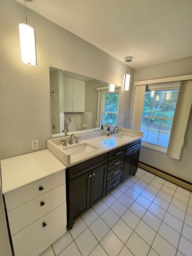Building Photo - Spacious 4 Bed / 3 Bath Single-Family Home...