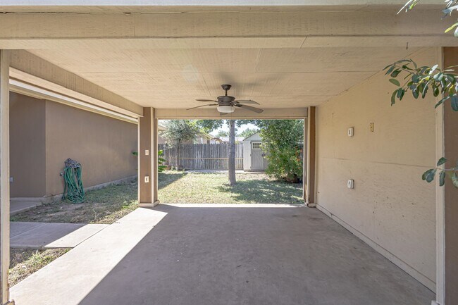 Building Photo - 618 Crackle Grove Dr