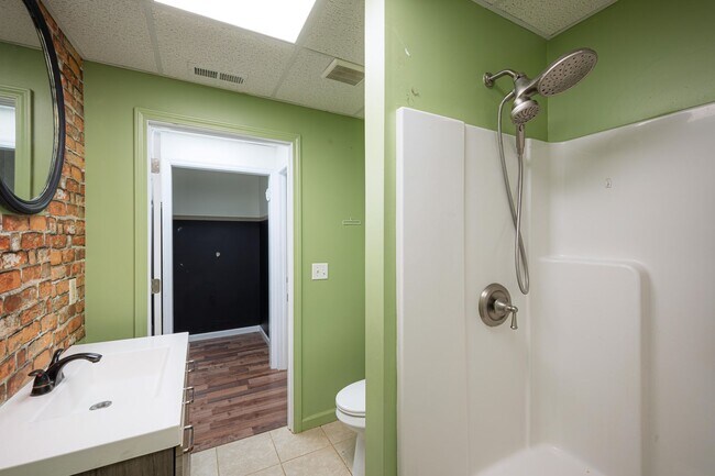 Building Photo - 4BR Home on 1 Acre with Finished Basement in Fayetteville