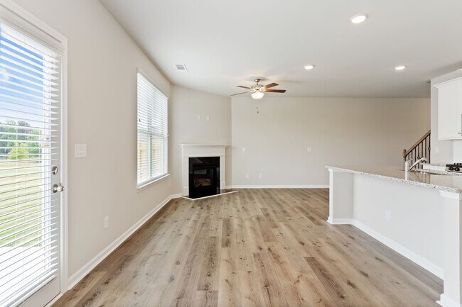 Building Photo - Contemporary 3 bed 2.5 Bath Town Home in Oakwood! Mundy Mill Township