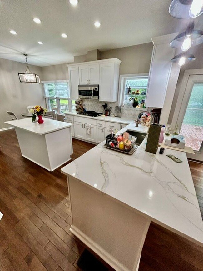 Building Photo - CHARMING HOME IN HIGHLY SOUGHT AFTER NEIGHBORHOOD.