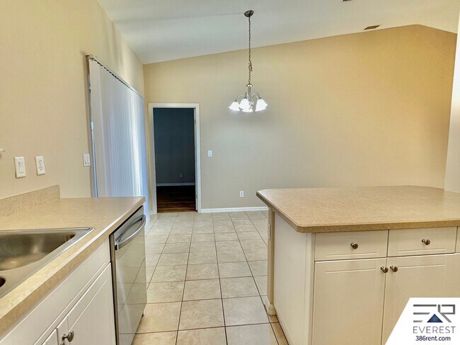 Building Photo - 27 Raintree Pl