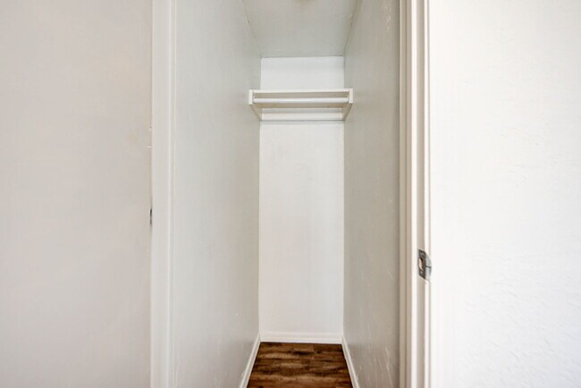 Building Photo - 204 S Stewart Ave