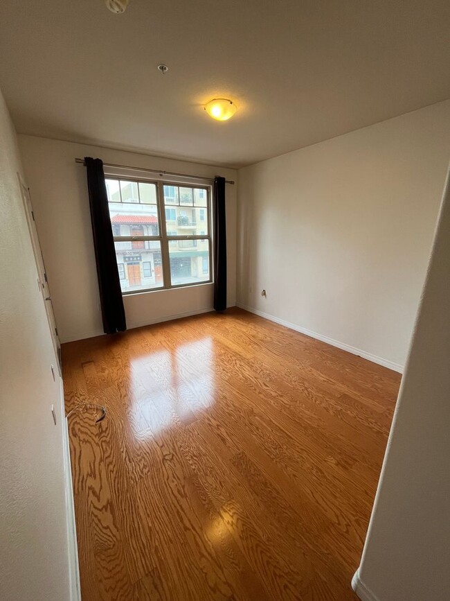 Building Photo - Spacious 2 Bedroom 2 Bath Condo in the Hea...