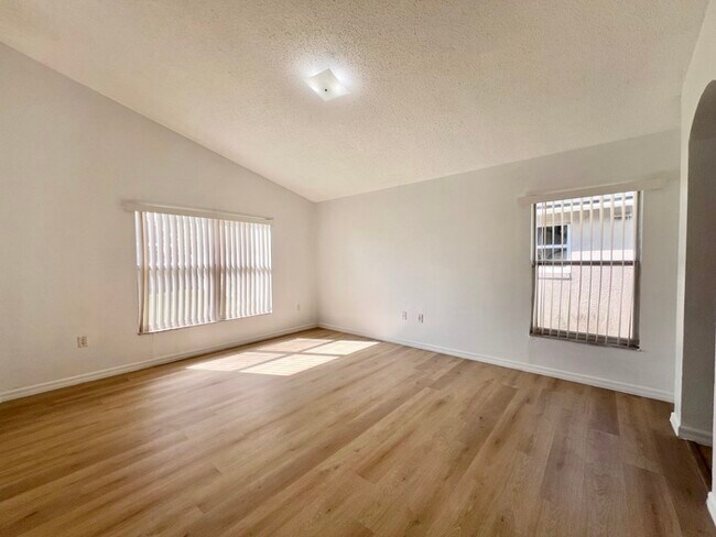 Building Photo - Beautifully Updated 3 bedroom 2 bath home ...