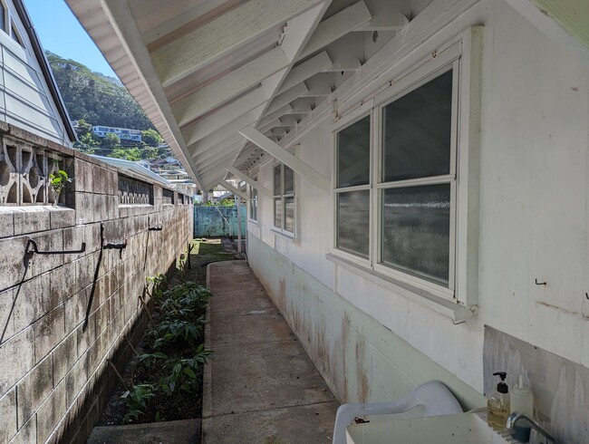 Building Photo - Vintage Upper Manoa 3 bed 2.5 Bath home