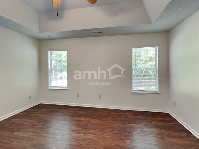 Building Photo - 3023 Laurelwood Dr