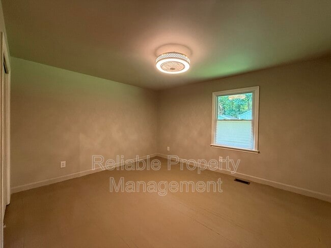 Building Photo - 727 Locust Ln
