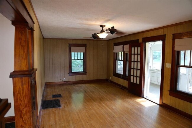 Building Photo - 2 bedroom, 1 bath Home - MUST SEE!