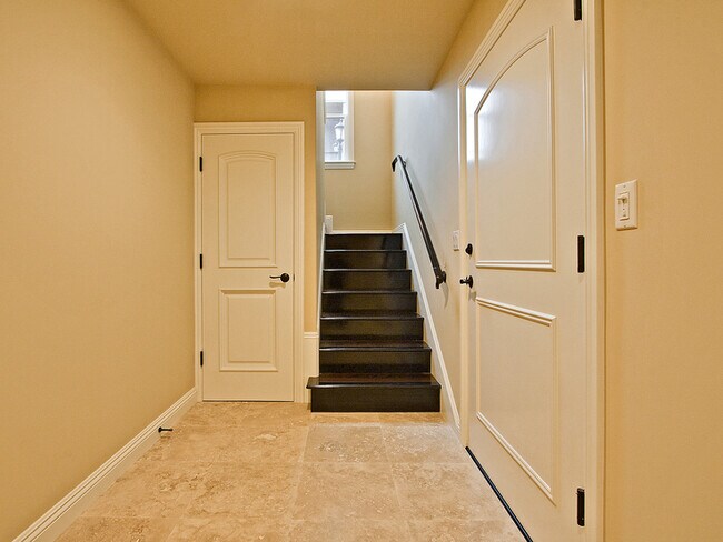 Building Photo - Spacious 3,224 Square Foot Townhouse!