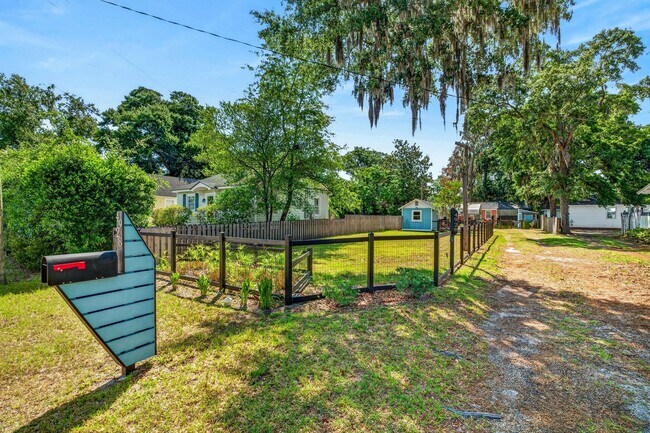 Building Photo - Move-In Ready Home Near Park Circle