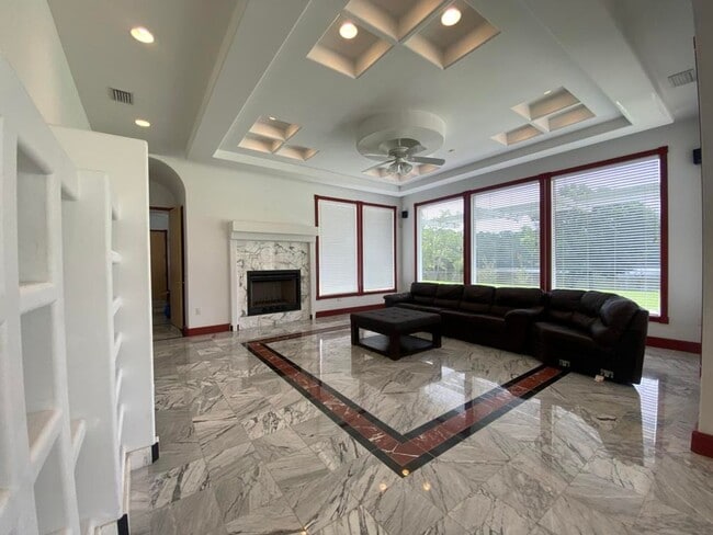 Building Photo - Spacious 3/2 with In-Law Suite