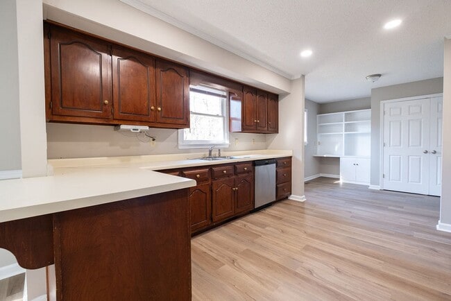 Building Photo - 125 Honeytree Dr