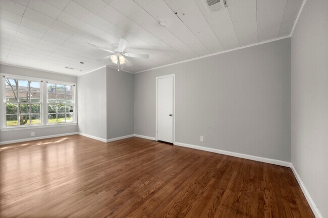 Building Photo - 6438 Pinehurst Dr