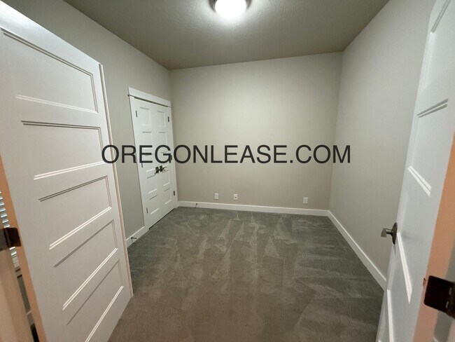 Building Photo - 4 bedroom 2 bath 1650 sqft Springfield home