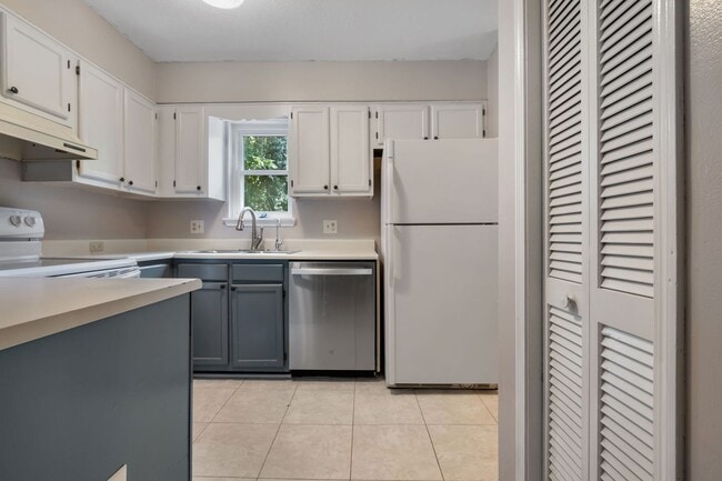 Building Photo - Townhome with Garage Near the Parkway