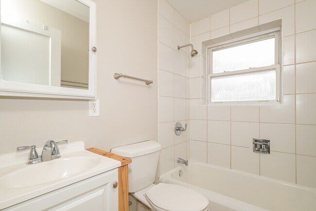 Building Photo - Fantastic 2bd/1ba home! Coming soon!