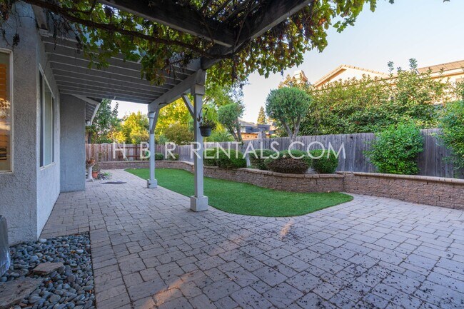 Building Photo - 422 Meyenberg Ave