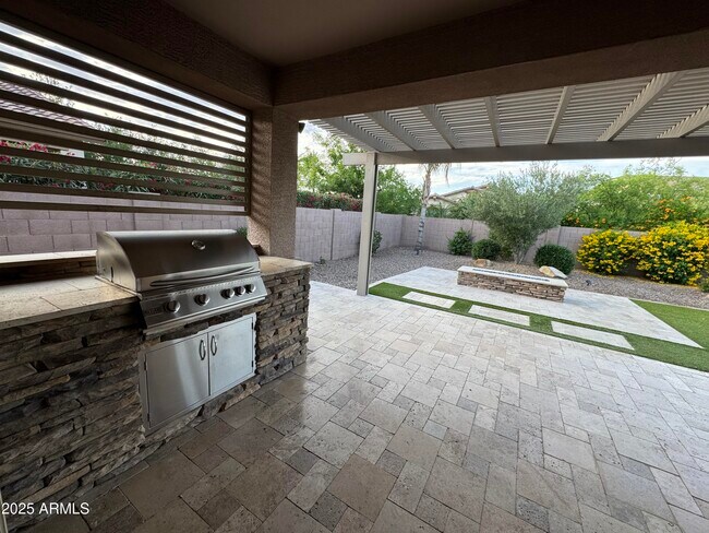 Building Photo - 712 W San Carlos Way